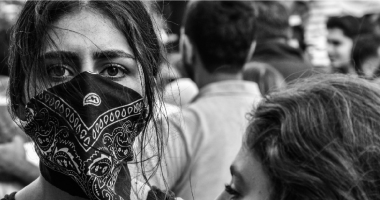 Regeringer skal stoppe angreb på civilsamfundet under dække af coronakrisen